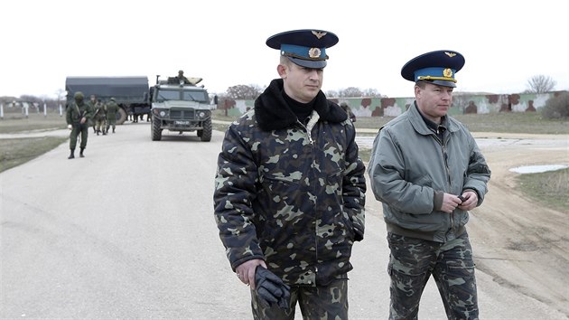 Ukrajint dstojnci odchz od ruskch vojk, kte okupuj letit v krymskm Belbeku. (4. bezna 2014)