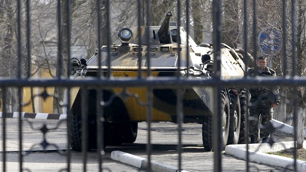 Ukrajinsk obrnn transportr stoj u brny vojensk zkladny v pstavu Ker. (3. bezna 2014)
