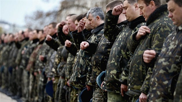 Ukrajint vojci pi modlitb za mr na krymsk zkladn Belbek nedaleko Simferopolu. (6. bezna 2014)