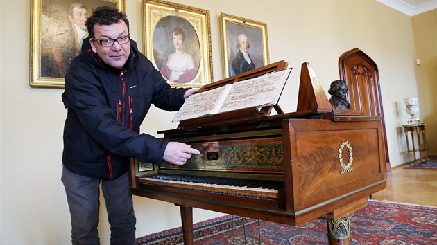 Kasteln Radomr Pibyla v hudebnm pokoji u klavru, na nm v Hradci nad Moravic komponoval Ludwig van Beethoven.