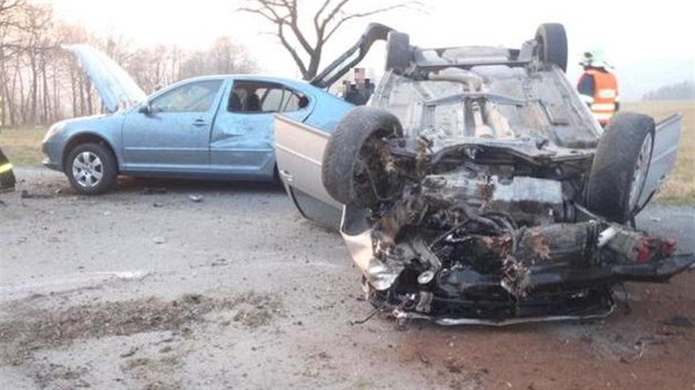 Po srce dvou voz u Metylovic na Frdecko-Mstecku se jeden z automobil pevrtil na stechu. (8. bezna 2014)