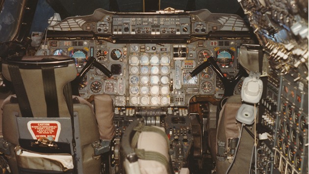 Pilotn kabina sriovho letounu Concorde.