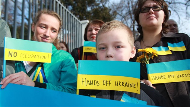 "Ruce pry od Ukrajiny" a "Nechceme okupaci" vzkazovali protestujc z Brna do Ruska.