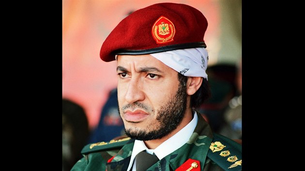 Syn libyjskho vdce Muammara Kaddfho na nedatovanm snmku sleduje vojensk cvien elitn jednotky 140 kilometr jihovchodn od Tripolisu.