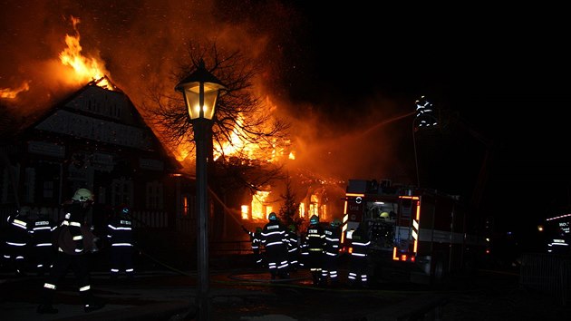 Plameny pohltily vtinu pamtkov chrnn budovy. Na mst zasahovalo vce ne sedmdest hasi. (4. bezna 2014)