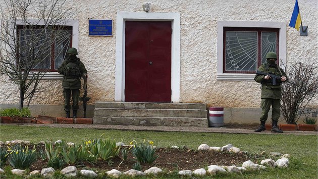 Neoznaen rut vojci pebraj kontrolu nad pohraninmi oblastmi mezi Ukrajinou a Krymem (9. bezna 2014)