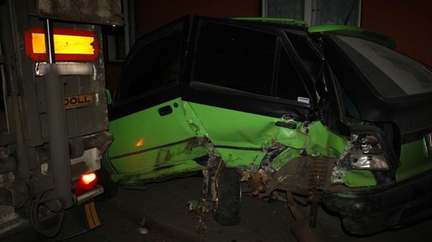 Nehoda v Moravsk Tebov, po n zstala tyi osobn auta na chodnku.