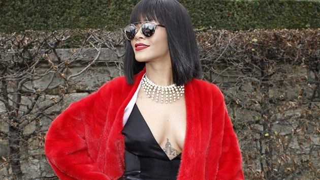 Rihanna vyrazila ve Francii i na pehldku znaky Dior. Ani tentokrt nemla podprsenku.