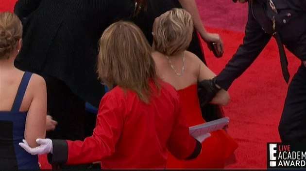 Jennifer Lawrence se na ervenm koberci porouela k zemi.