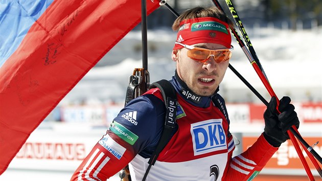 Ruský biatlonista Anton ipulin po vítzství ve stíhacím závodu v Pokljuce. 
