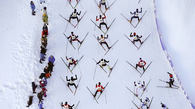 Momentka ze zvodu dlkovch bc na lych - Engadin skimarathonu ve vcarsku.