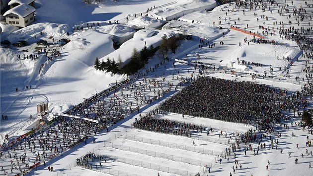 Momentka ze startu zvodu dlkovch bc na lych - Engadin skimarathonu ve vcarsku.