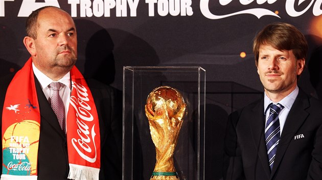 Pedseda fotbalov asociace Miroslav Pelta a Pekka Odryozola z FIFA s trofej pro mistry svta.