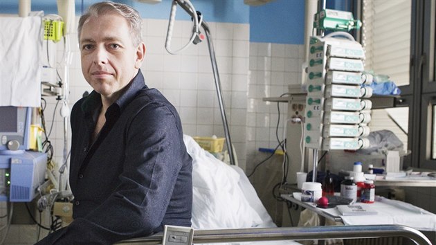 Ministr vnitra Milan Chovanec v plzeňské nemocnici, kde byl hospitalizován kvůli vnitřnímu krvácení po operaci.