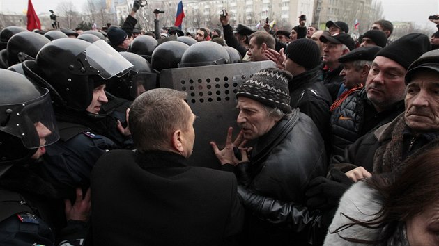 Prorut demonstrant se pokou proniknout do budovy oblastn administrativy v Doncku na vchod Ukrajiny.
