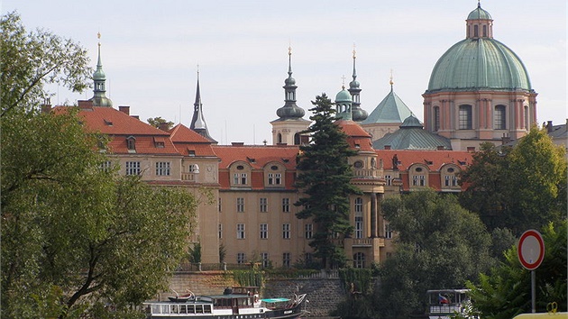 Rytířský řád křižovníků s červenou hvězdou sídlí v klášteře v Křižovnické ulici Rytířský řád křižovníků s červenou hvězdou sídlí v klášteře v Křižovnické ulici