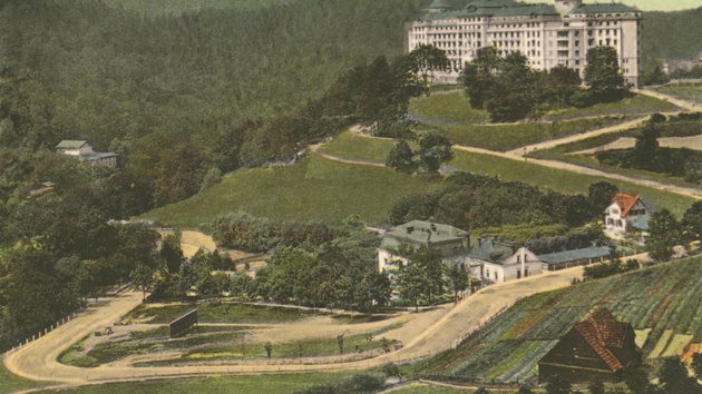 Pohled na vcarsk dvr ped rokem 1914. Msto chalupy s hndou stechou dnes stoj sanatorium Sanssouci.