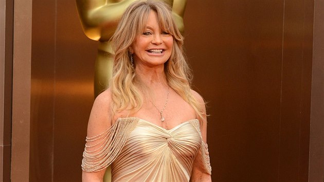 Hereka Goldie Hawnov v satnov rb ve zlatm odstnu zn. Versace