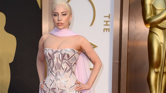 Lady Gaga ve svtle rov rb z haute couture kolekce Atelier Versace