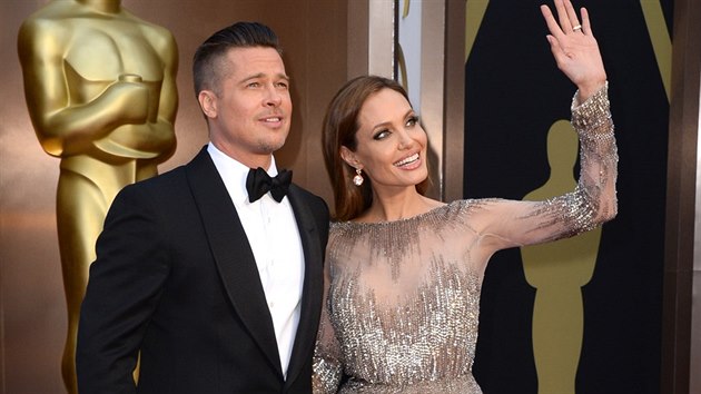 Angelina Jolie a Brad Pitt na ervenm koberci opt potvrdili sv role krle a krlovny Hollywoodu. Jolie na sob mla jedny z nejdrazch at celho veera.