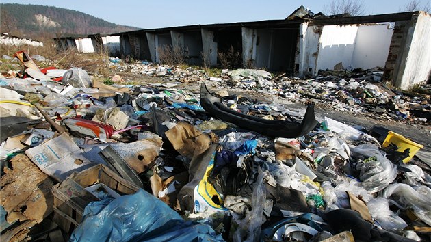 Straideln komplex oputnch a rozpadajcch se gari v Jabloov ulici bude u zanedlouho minulost.