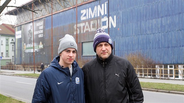 Petr Krejiík aluje olomoucký hokejový klub (na snímku v pozadí jeho stadion)...