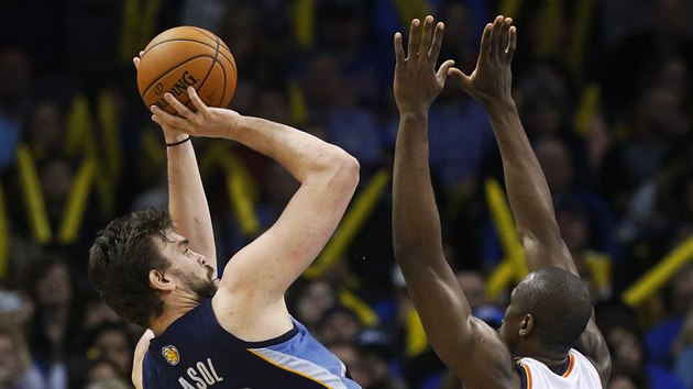 Marc Gasol (vlevo) z Memphisu stl pes Serge Ibaku z Oklahoma City.