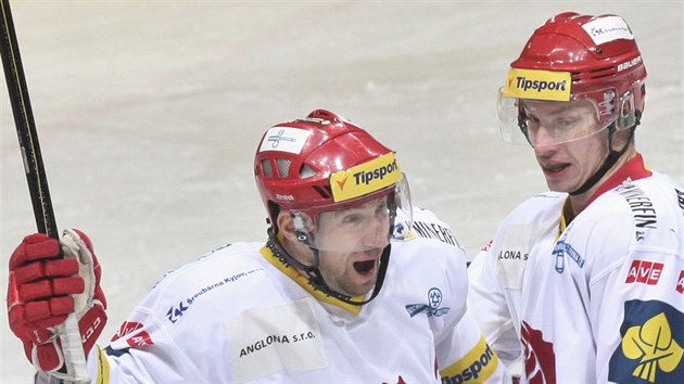 Tinet hokejist Jan Peterek (vlevo) a David Nosek slav gl.