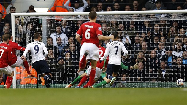Roberto Soldado (9) z Tottenhamu skruje proti Cardiffu.