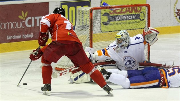 Pavel Selinger z Olomouce se pokou pelstt litomickho branke Tome Krle.