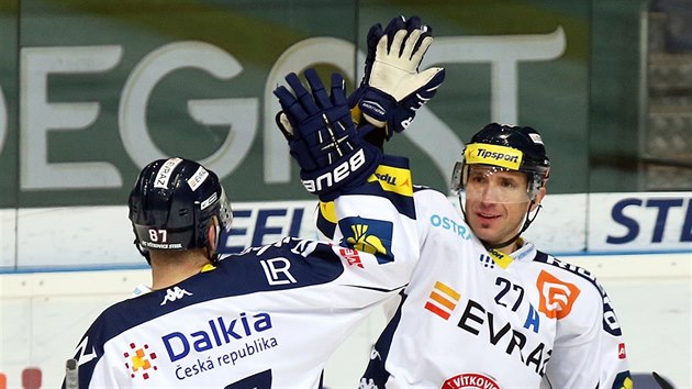 Vtkovit hokejist Milan Hruka (vlevo) a Peter Hevka se raduj z glu.