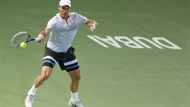 Tom Berdych ve finle turnaje v Dubaji, kde zmil sly se vcarem Rogerem Federerem.