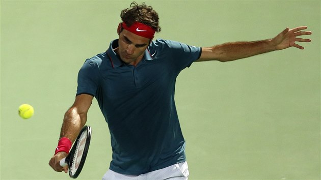 A ZASE ZPTKY K "BEROVI". vcarsk tenista Roger Federer bhem finle turnaje v Dubaji, kde bojoval proti Tomi Berdychovi.