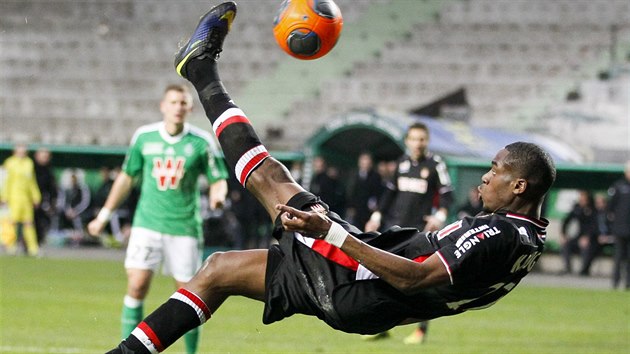 NَKY. Geoffrey Kondogbia z Monaka pl z akrobatick pozice na branku St. Etienne.