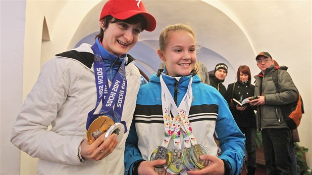 MEDAILE A ZASE JENOM MEDAILE. Martina Sblkov (vlevo) se vyfotila s nejlep sportovkyn z Vysoiny v olympid mldee.