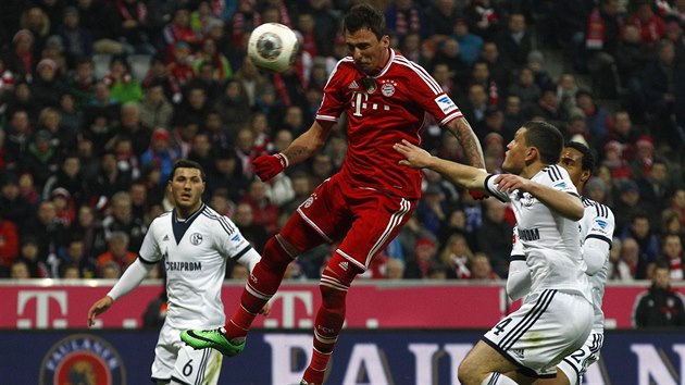 HLAVOU PMO DO BRANKY. Mario Manduki (uprosted) takhle ve 24. minut zvil veden Bayernu Mnichov nad Schalke na 3:0.