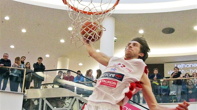 Pardubice hostily o vkendu basketbalov esko-polsk hry. V Afi palci se konala kvalifikace ve smeovn, na snmku je Michael Steffeck.