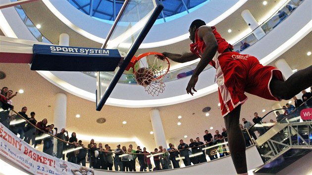 Takhle smeuje Christian Eyenga. Nkdej hr NBA se probojoval do finle smeask exhibice pi esko-polskm Utkn basketbalovch hvzd.