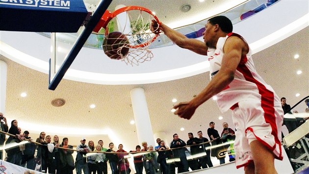 Pardubice hostily o vkendu basketbalov esko-polsk hry. V Afi palci se konala kvalifikace ve smeovn, na snmku je Esian Henderson.