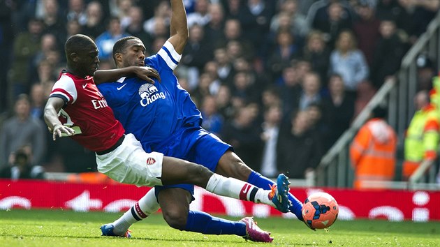 K ZEMI. Yaya Sanogo z Arsenalu (vlevo) odebr m Sylvainu Distinovi z Evertonu.