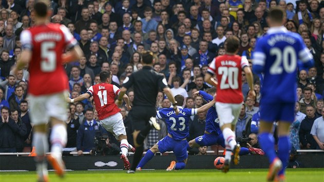 Mesut zil (vlevo) z Arsenalu pl ve tvrtfinlovm duelu FA Cupu proti Evertonu.