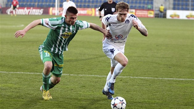 NEUTKEJ MI! Jakub Hora z Bohemians 1905 (vlevo) se sna zastavit unikajcho Milana Kerbra ze Slovcka.