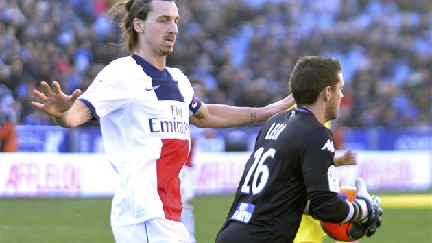 MM! Brank tmu Bastia Jean-Louis Leca (vpravo) chytil baln do rukavic ped dotrajcm tonkem Paris St. Germain Zlatanem Ibrahimovicem.