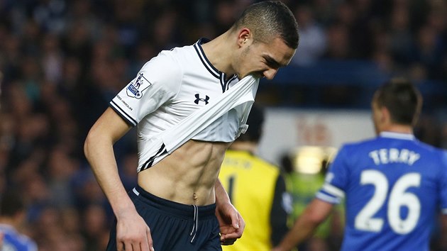 ACH NE... Nabil Bentaleb z Tottenhamu lituje zahozen ance proti Chelsea.