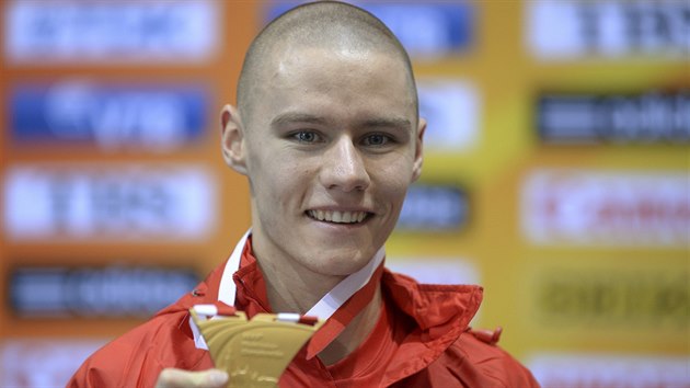 ZLATO. Pavel Maslk se chlub zlatou medail za triumf v bhu na 400 metr.