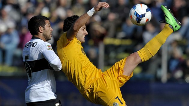 NَKY. Filho Marquinho (vpravo) z Hellas Verona se pokou o akrobatick zakonen, brn mu Walter Gargano z Parmy.