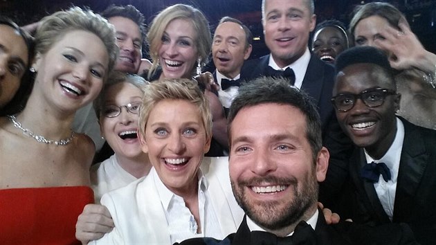 Modertorka oscarovho veera Ellen DeGeneresov podila nejsdlenj fotku vech dob. (2. bezna 2014)