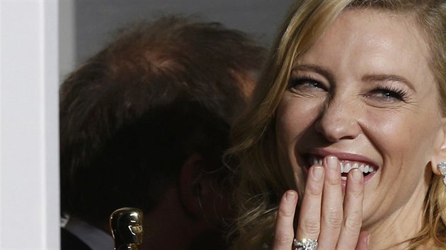 Rozesmt Cate Blanchettov opout zkulisn press room se svm Oscarem, kterho dostala zahlavn roli ve filmu Jasmniny slzy (2. bezna 2014).