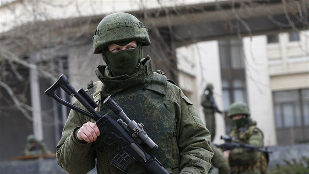 Ozbrojenci hldaj krymsk parlament v Simferopolu (1. bezna 2014).