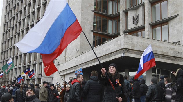 Prorut demonstranti ped radnic v Doncku (2. bezna 2014).